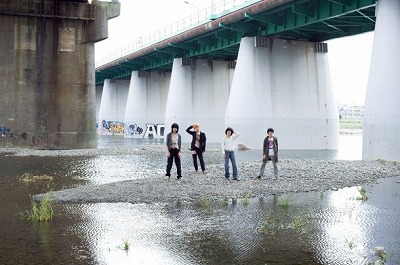 峯田和伸、舞台「裏切りの街」で再び弾き語り！！