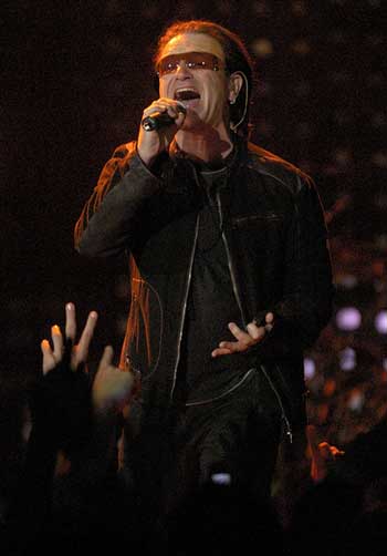 U2、Bonoが背中の緊急手術で公演を延期。