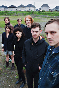 ARCADE FIRE、UKアルバムチャートで初の首位を獲得。