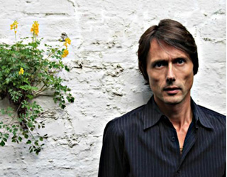 SUEDEのBrett Anderson、ソロ・アルバムを9月にリリース