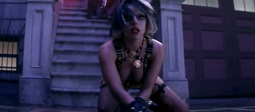 LADY GAGA、自ら監督した最新シングル「The Edge Of Glory」のMVを公開。