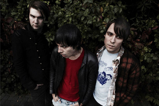 THE CRIBS、シングル曲「Come On Be A No-One」PV公開