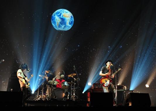 ACIDMAN、ニュー・シングル『アルケミスト』、LIVE DVD/Blu-ray『LIVE "15th & 10th Anniversary Tour" in さいたまスーパーアリーナ』W購入者対象・応募抽選特典が決定