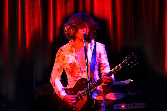 浅井健一が2013年にソロ・アルバム発表。それに先駆け、豪華メンバーによるキャリアを総括するスペシャル・ライヴを開催
