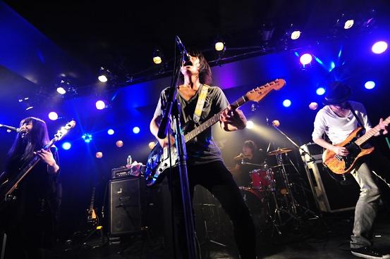 HaKUツアー初日に、6月5日のミニ・アルバム・リリースと今夏のツアーを発表。新曲のライヴ映像は早くもYouTubeにアップ