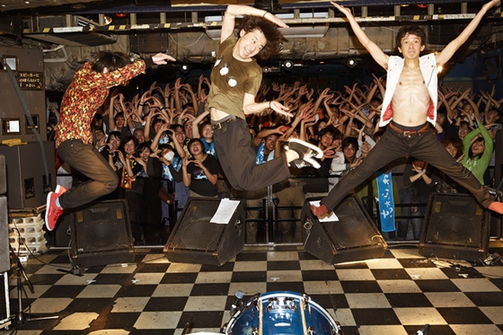 忘れらんねえよ、女子高生ファンによるSEXジャンプ写真を採用したニュー・シングルのジャケットを公開