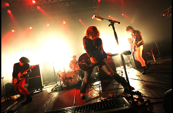 浅井健一、今年3月に行なった渋谷AX公演の模様を完全収録したライヴDVDを7月にリリース