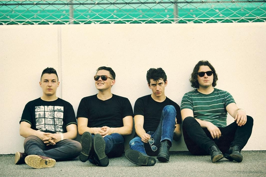 ARCTIC MONKEYS、新曲「Do I Wanna Know?」を公開＆iTunesでの配信もスタート