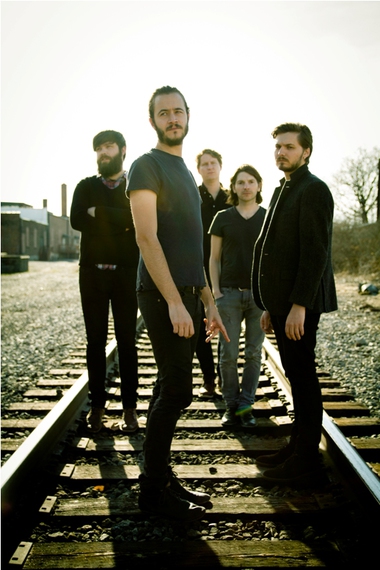 EDITORS、本日リリースとなったニュー・アルバム『The Weight Of Your Love』の全曲試聴を実施。来日時に行われたアコースティック・セッションの映像も公開中