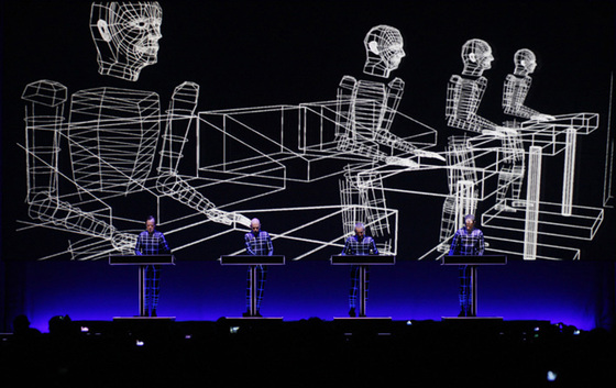 ドイツのエレクトロ界のパイオニア、KRAFTWERKが“Latitude Festival”に登場。3D映像を駆使した90分におよぶショーを披露