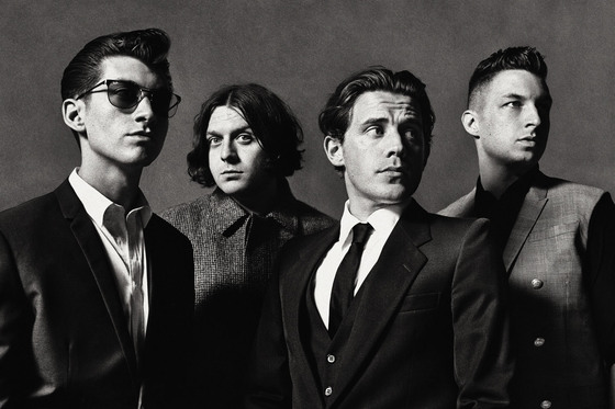 ARCTIC MONKEYS、iTunes Festivalに出演時のライヴ映像を期間限定で無料視聴を実施。Alex TurnerとMatt Heldersによる最新オフィシャル・インタビュー映像も公開