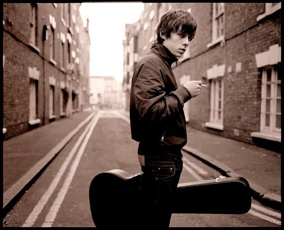 Jake Bugg、11/20リリースのニュー・アルバム『Shangri La』より、新曲「A Song About Love」の音源をフル公開