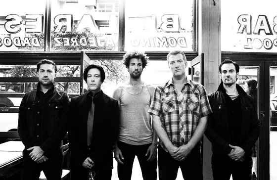 QUEENS OF THE STONE AGE、英米で大ヒットを記録中のニュー・アルバムより、ゲーム感覚で楽しめる画期的MVを公開