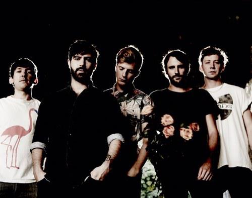 FOALS、"NME Awards 2013"で披露した「Inhaler」のライヴ映像を公開