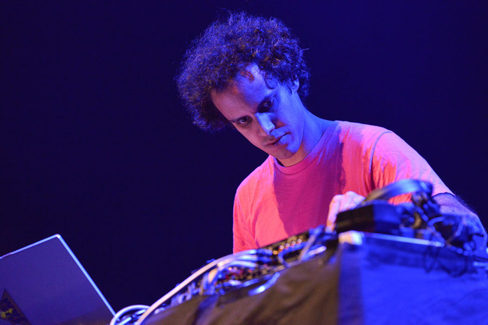 FOUR TET、Twitterフォロワー10万人突破を記念して、ATOMS FOR PEACEやGRIMESなど大量の未公開リミックスやレア音源をフリーDL公開