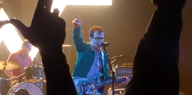 WEEZER、バンド主催のイベントでいち早く新曲「Back To The Shack」を披露。ライヴ映像が公開に