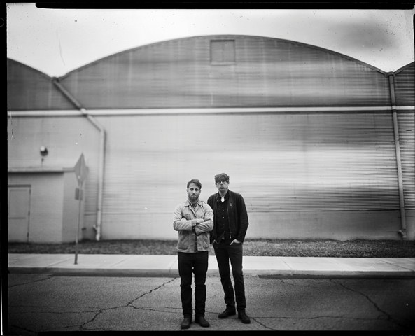 グラミー賞で3部門を受賞したTHE BLACK KEYS、5/21に待望の最新アルバム『Turn Blue』リリース決定。シングル曲「Fever」の音源も公開