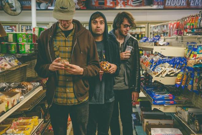 CLOUD NOTHINGS、最新アルバム『Here And Nowhere Else』より「Now Hear In」のMV公開。TORO Y MOIのPatrick Jeffords（Ba）も出演
