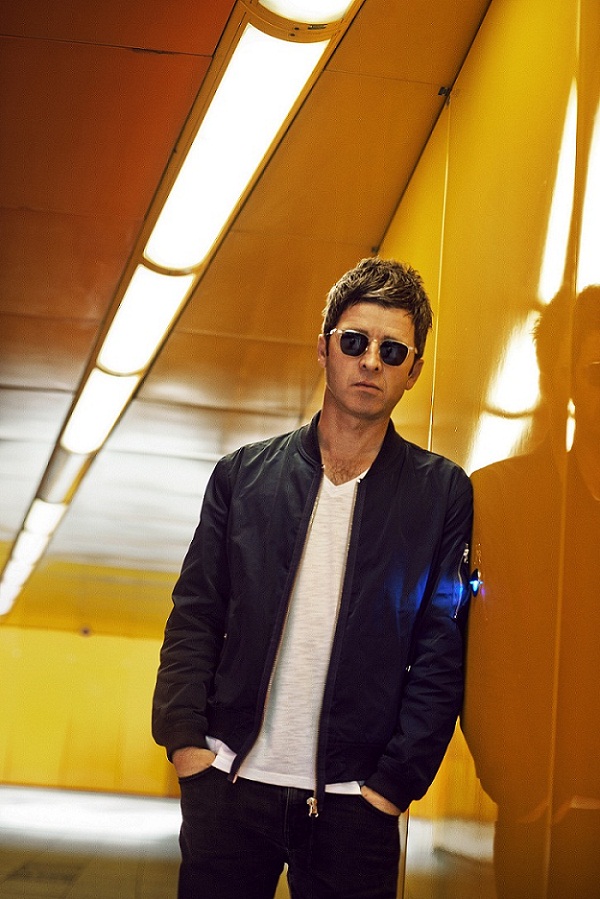 Noel Gallagher、来年2/25リリースの2ndアルバム『Chasing Yesterday』より「In The Heat Of The Moment」のMV公開