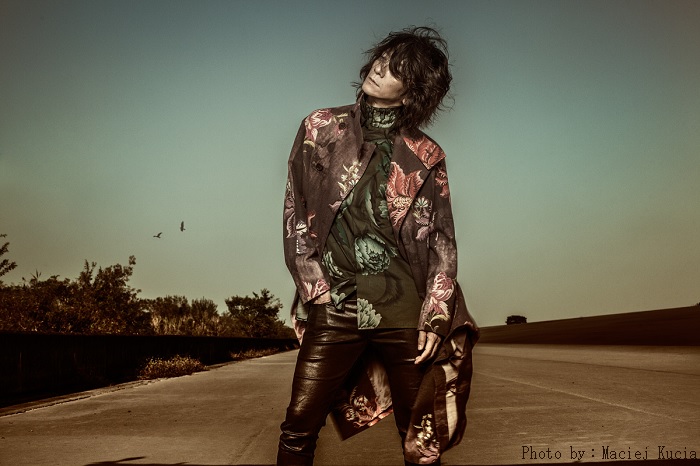 吉井和哉、来年1/28リリースのニュー・シングル表題曲「クリア」が来週22日放送の"ゴールデンボンバー鬼龍院翔のオールナイトニッポン"にて初オンエア決定。今作のジャケット＆予約特典カレンダーの絵柄も公開