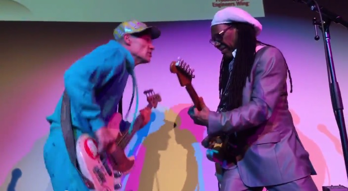 レッチリのFleaとNile Rodgersがジャム・セッションを披露。パフォーマンス映像がYouTubeにて公開