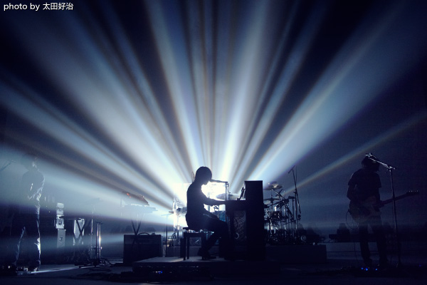 androp、2013年3月に行われた初のホール・ツアー[one-man live tour"one and zero"]より東京国際フォーラム・ホールA公演のライヴ映像が期間限定公開