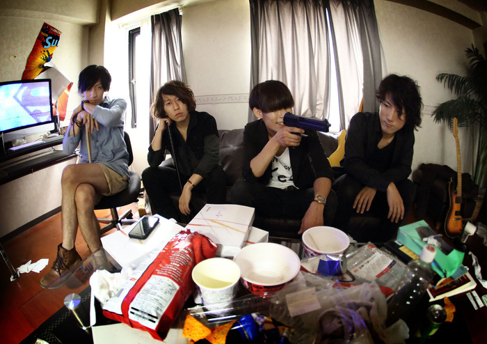 ircle、6/3にニュー･シングル『風の中で君を見たんだ』リリース決定。ジャケットは音楽系イラストレーター"フクザワ"が担当。6月よりリリース･ツアーの開催も決定