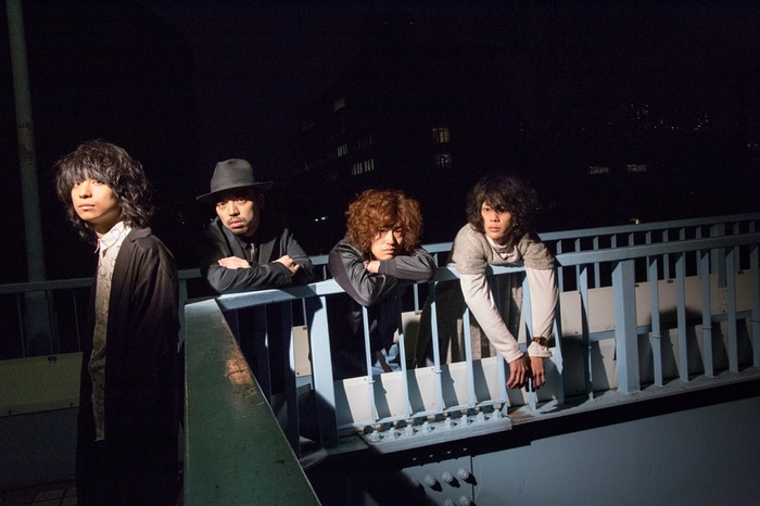 クリープハイプ、5/5にリリースするニュー・シングル『愛の点滅』の"信号機風"ジャケット公開