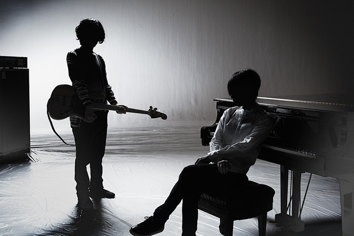 漫画家 田口囁一率いるロック・バンド 感傷ベクトル、7/1リリースのニュー・アルバム『one + works』DISC2にて"じん"とのコラボ曲「チルドレンレコード」など初音源化。8/7に渋谷WWWでリリース記念ワンマン開催決定