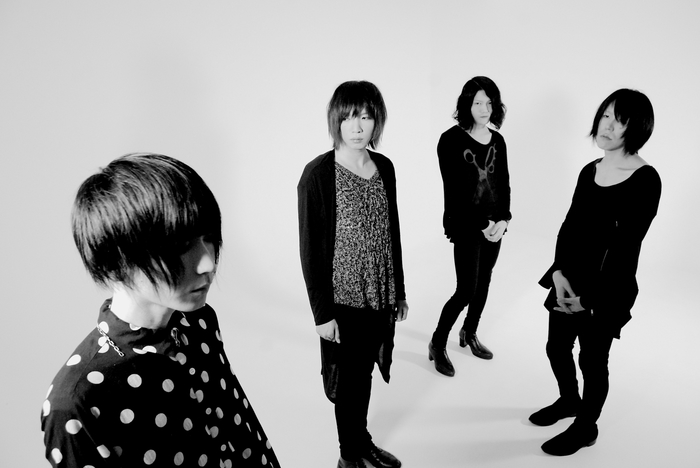 クールなポスト・パンクと繊細なヴォーカルで異なる世界を描く4人組 dummy-xD、来年1/16に下北沢CLUB Queでワンマン・ライヴ"dummy-xD ONEMAN - dewdrop"開催決定