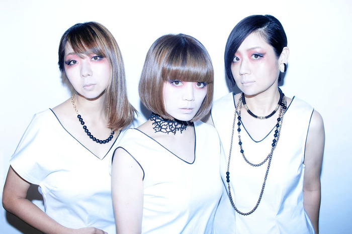 恐怖の料理番組！？ つしまみれ、ニュー・アルバム『人間放棄』より「ハングアウトだ！」のMV公開。監督はクリープハイプ、キュウソらも手掛ける加藤マニ