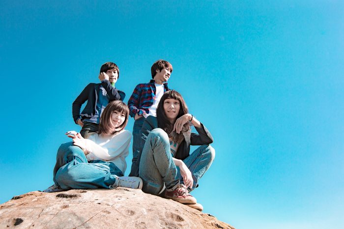 Wienners、11/25リリースの復活第1弾シングルより、5000個のスーパーボールとまみれて弾ける表題曲「みずいろときいろ」のMV公開