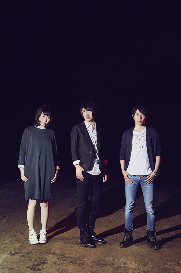 大阪発の注目3ピース・バンド"そこに鳴る"、3/9に2ndミニ・アルバム『YAMINABE』リリース決定。最新ビジュアル公開