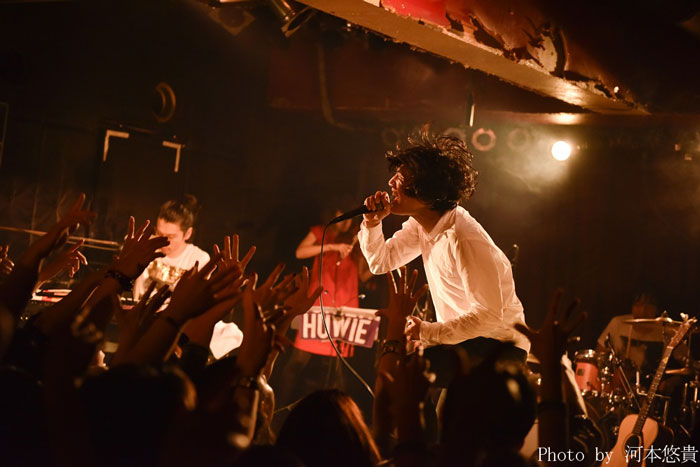 石崎ひゅーい、5/18に2ndフル・アルバム『花瓶の花』リリース決定。昨日渋谷チェルシーホテルにて開催されたバースデー・イベントのライヴ写真も到着