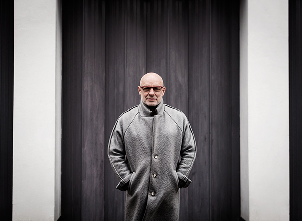 Brian Eno、新曲「The Ship」をフィーチャーした自動的且つリアルタイムに生成されるMV公開