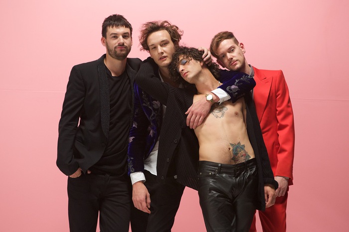 THE 1975、ロンドンThe O2アリーナ公演より「Loving Someone」のライヴ映像公開