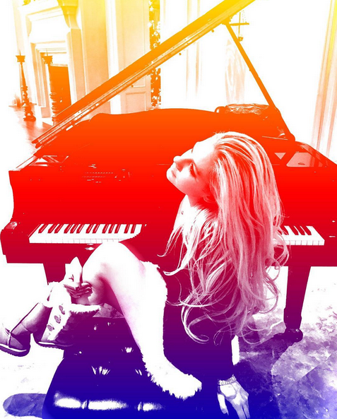 Avril Lavigne、BMGと契約を発表。ニュー・アルバム制作風景を撮影した動画公開