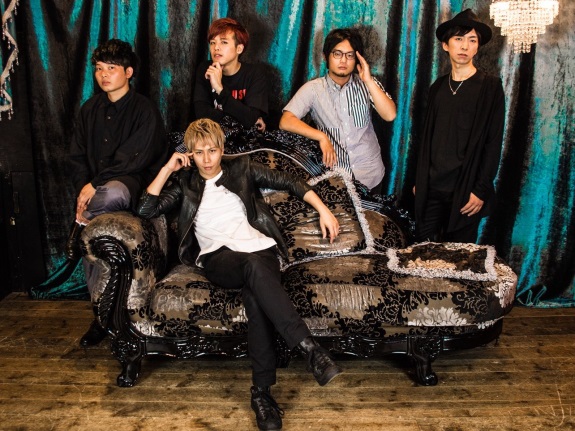 広島県出身の5人組ピアノ・ロック・バンド"naco is..."、Eggsレーベルより7/19に初のミニ・アルバム『官能的革命前夜』リリース決定。リード曲「&LUST」のMVも公開