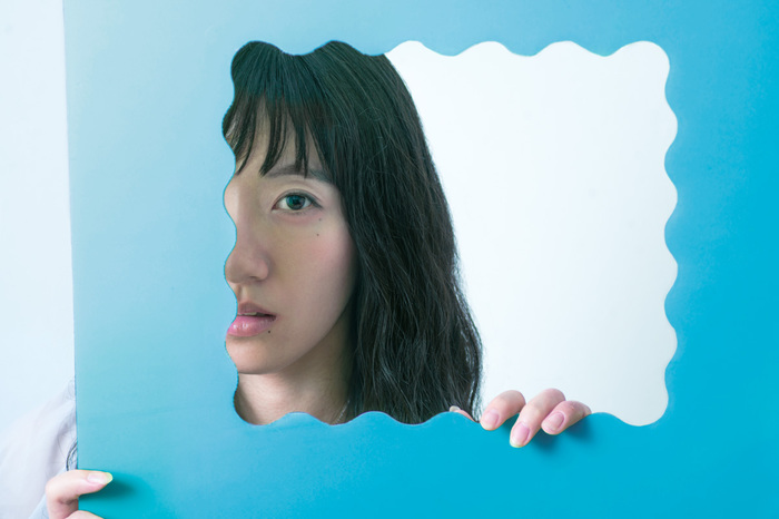 "うたう最終兵器"春ねむり、蔦谷好位置トラック提供曲「さよならぼくのシンデレラ」特効演出を使った"爆発"MV公開