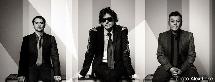 MANIC STREET PREACHERS、4/18リリースの13thアルバム『Resistance Is Futile』より「Dylan & Caitlin」ライヴ・アコースティック映像公開