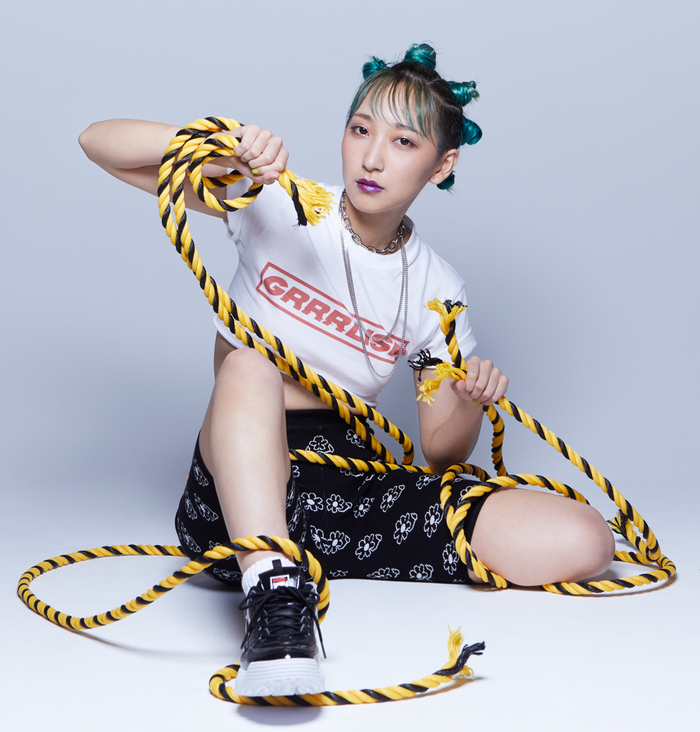 レペゼン地球のラッパー あっこゴリラ、本日12/5リリースのメジャー1stアルバム表題曲「GRRRLISM」MV公開