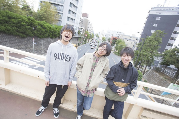 東京発"呑んだくれ"3ピース・バンド Dear Chambers、初全国流通盤『Goodbye to you』引っ提げた全国ツアー日程発表。3/2初日ゲストにPOETASTERら決定