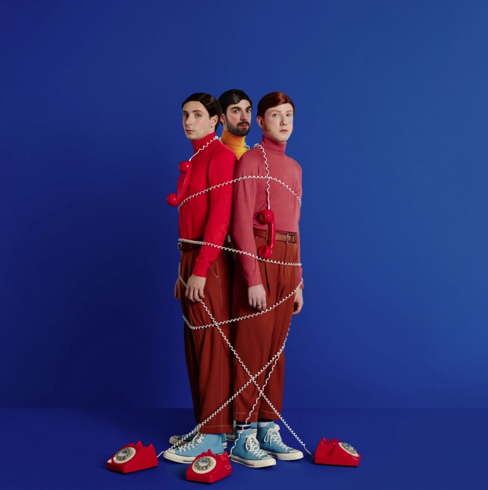 "SUMMER SONIC 2019"出演予定のTWO DOOR CINEMA CLUB、6/21海外リリースの約3年ぶりニュー・アルバム『False Alarm』より新曲「Dirty Air」音源公開