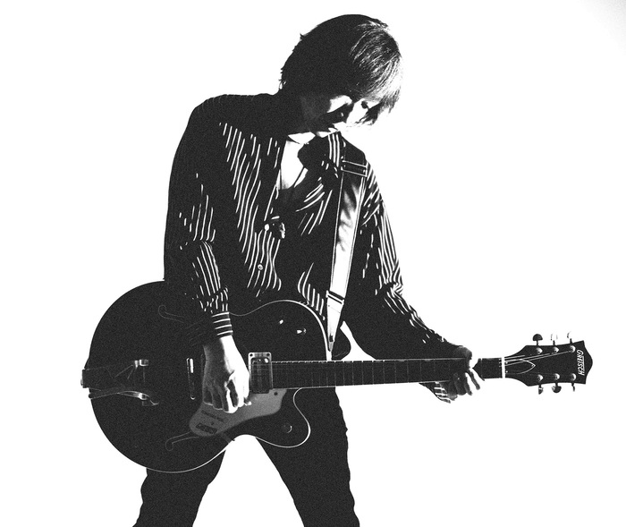 浅井健一、本日5/29リリースのニュー・シングル『METALLIC MERCEDES』より表題曲MVフル・バージョンをGYAO!にて期間限定公開