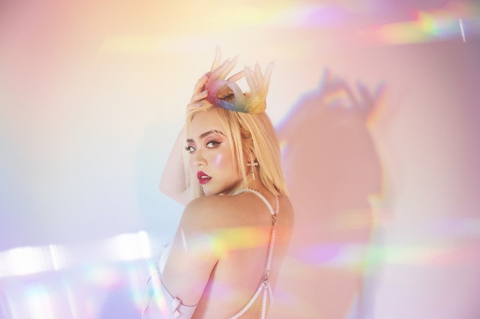 ちゃんみな、本日8/7リリースの2ndフル・アルバム『Never Grow Up』収録曲をメドレーにした"時間"がキーワードのワンカット撮影動画公開