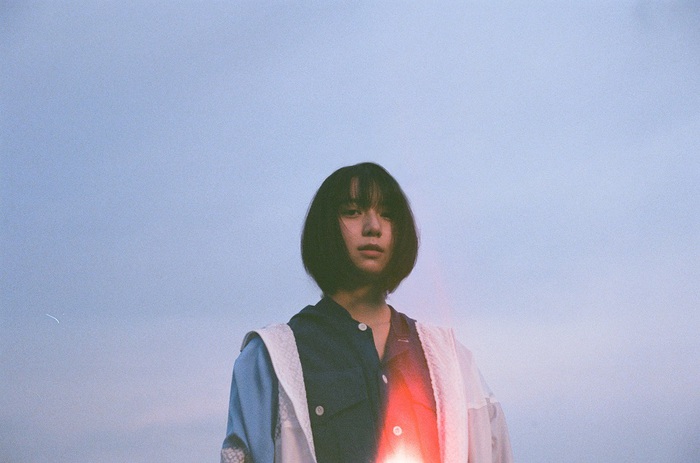 adieu（上白石萌歌）、本日11/27リリースの1stミニ・アルバム『adieu 1』より"究極の片想い"を歌った新曲「よるのあと」MV公開。作詞作曲は塩入冬湖（FINLANDS）