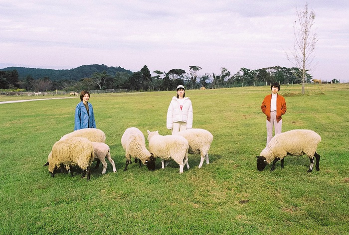 SHISHAMO、2年ぶり野音公演"SHISHAMO NO YAON!!! 2021"東阪で開催決定。FC限定ツアーより「妄想サマー」＆「明日はない」ライヴ映像を本日2/4 21時プレミア公開