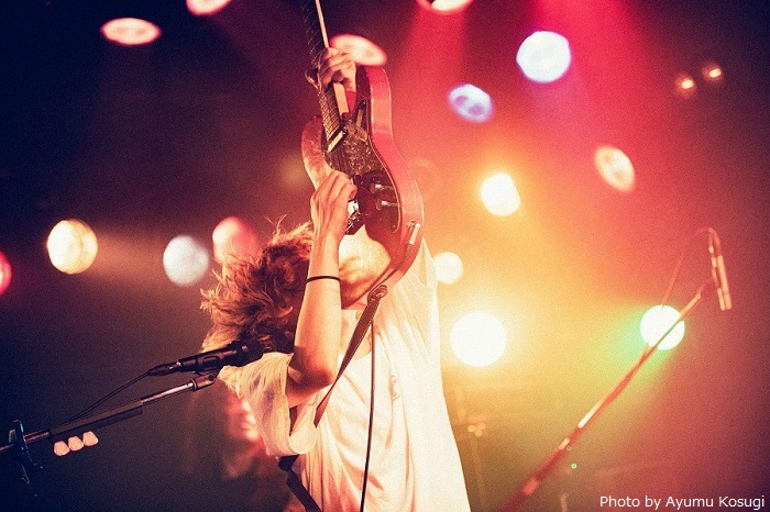 秋山黄色、初の全国ツアー完走。「アイデンティティ」Zepp Tokyo公演ライヴ映像＆「月と太陽だけ」プレイムービー公開