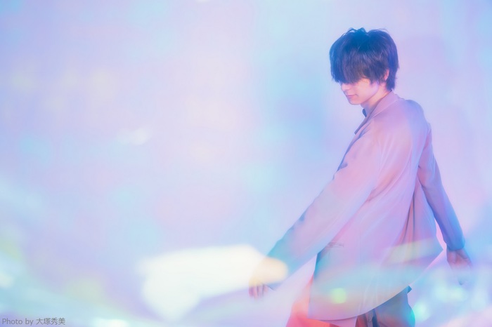 伊東歌詞太郎、TVアニメ"ディープインサニティ ザ・ロストチャイルド"EDテーマ「真珠色の革命」MV公開