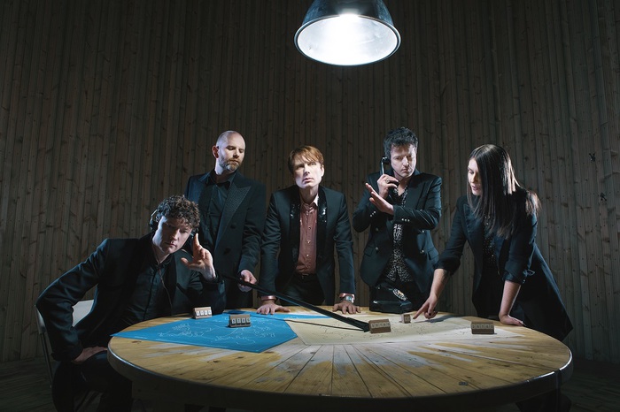 FRANZ FERDINAND、世界的ヒット曲「Take Me Out」リリースから18年。貴重なライヴ映像を編集したスペシャル・ビデオ公開